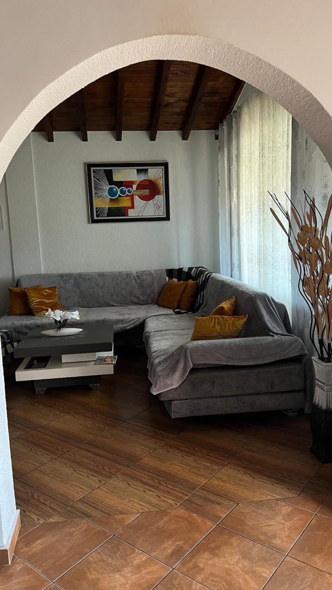 Large Budget Appartement